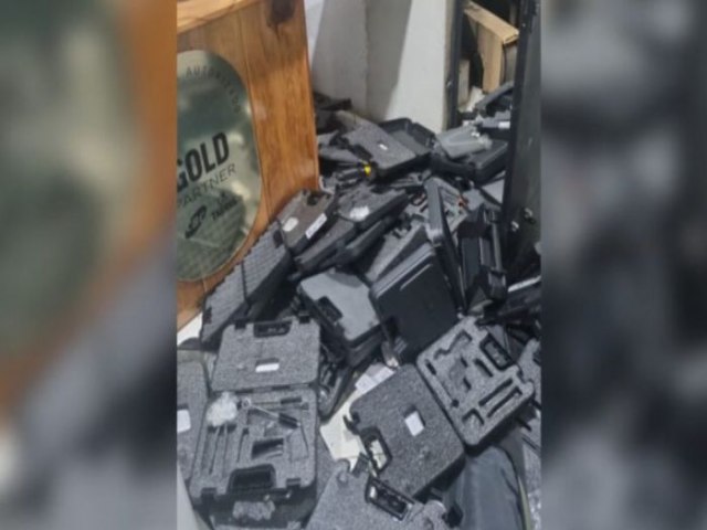 Ladres invadem loja em SC e furtam cerca de 150 armas