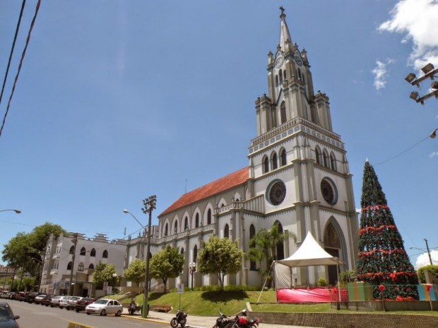 Igreja  arrombada em Orleans e jovem  encontrado dormindo