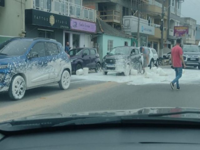 Baldes caem de caminho e espalham tinta em carros em Laguna