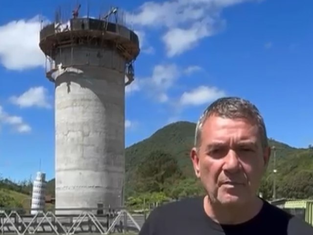 Torre de Pisa de Pedras Grandes passar por teste de inclinao