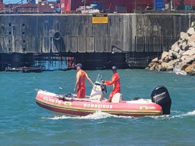 Bombeiros entram no quinto dia de buscas por corpo de homem que se afogou na Praia do Rosa