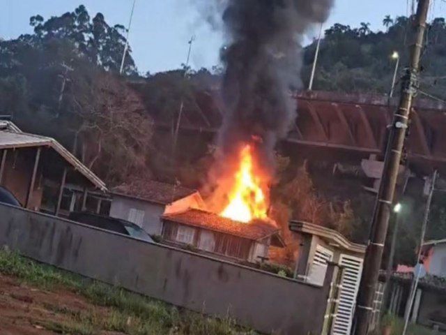 Laguna: Incndio destri casa de madeira, em Bananal