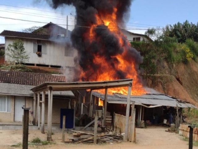 Brao do Norte: incndio destri duas residncias e atinge mais uma casa