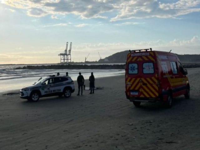 Corpo de homem  encontrado na beira do mar em Praia de Imbituba