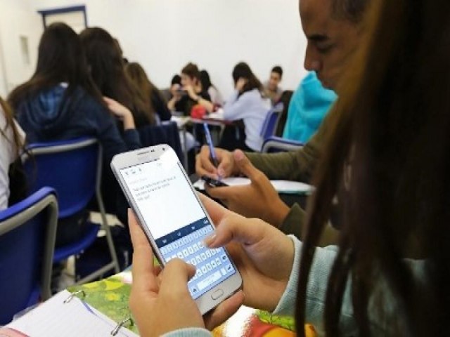 Comisso da Cmara aprova proibio de uso de celulares em escolas