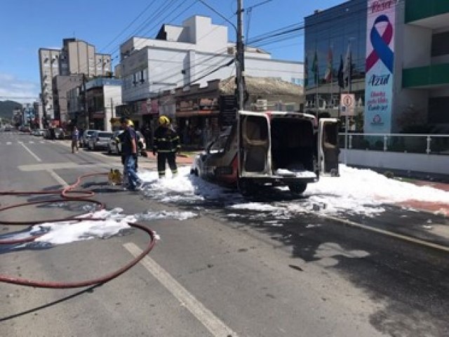 Incndio em automvel mobiliza Bombeiros no Centro de Brao do Norte