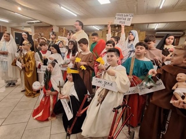 Em ao contrria ao Halloween, igreja de Tubaro cria festa para crianas se vestirem como santos