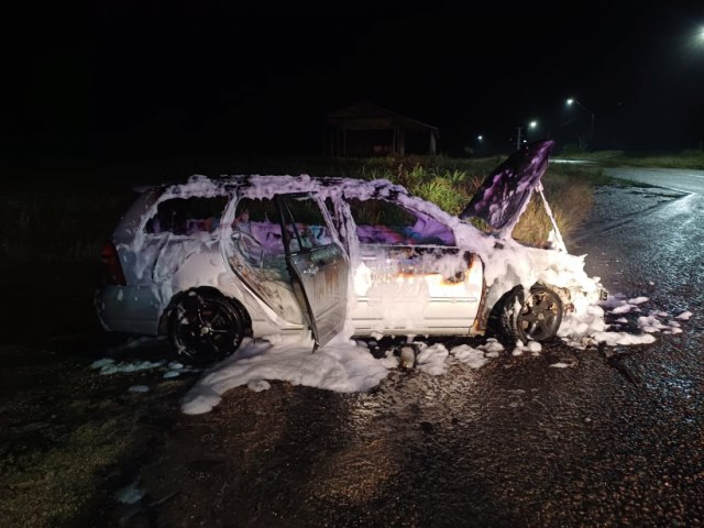 Motorista sofre queimaduras aps carro pegar fogo em rodovia da regio