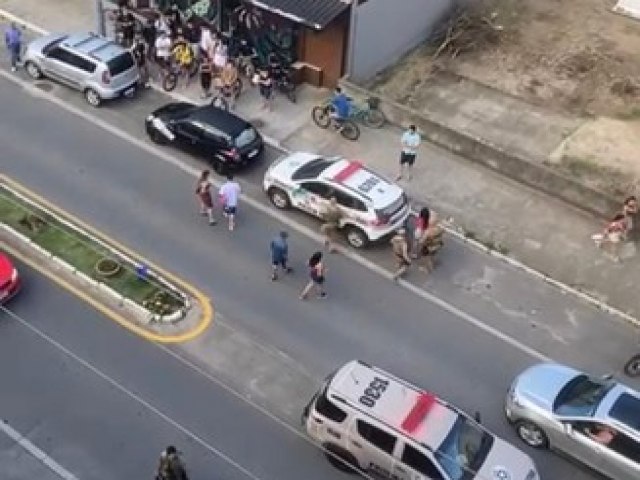 Casal  preso aps desacatar e agredir policiais durante revista em frente a convenincia