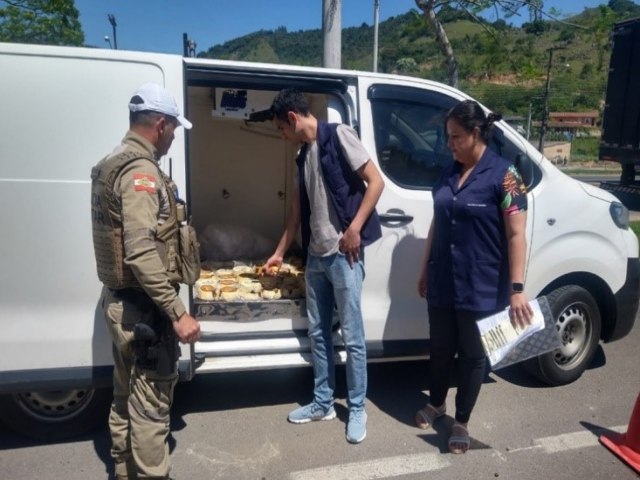 Carga de alimentos em condies irregulares  apreendida aps operao