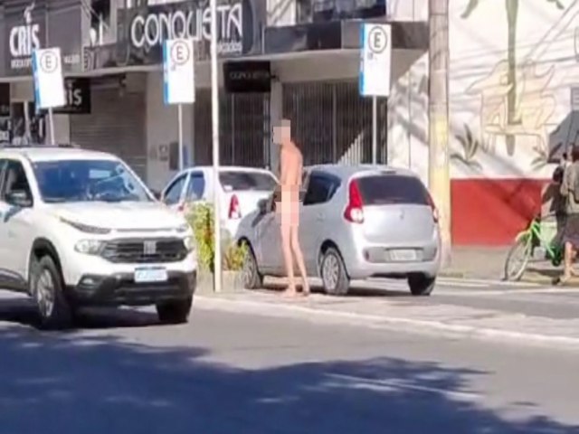 Homem  flagrado sem roupa no Centro de Tubaro