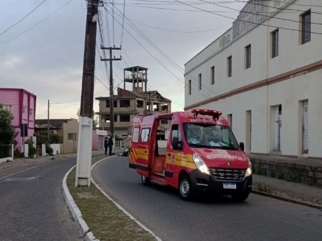 Jovem de 18 anos morre aps colidir moto contra poste