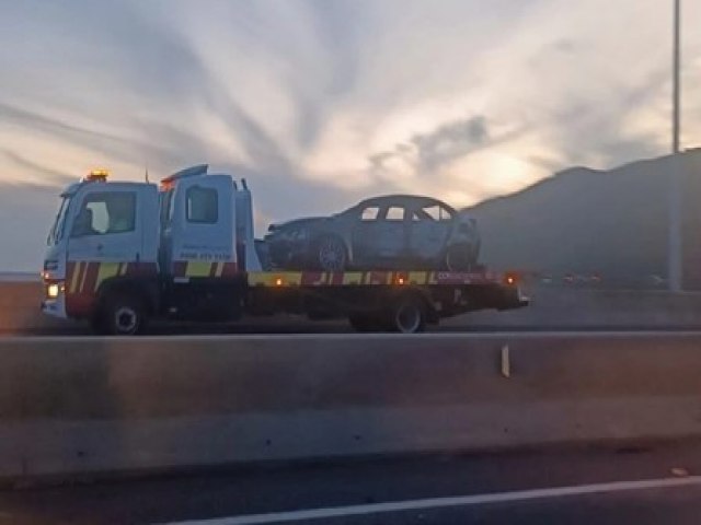 Carro pega fogo na ponte Anita Garibaldi, em Laguna