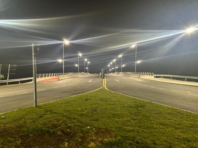 Lado tubaronense de ponte Stlio Cascaes Boabaid j conta com iluminao