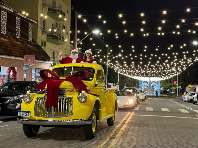 Papai Noel chegar em carro antigo neste sbado (23), em Gravatal