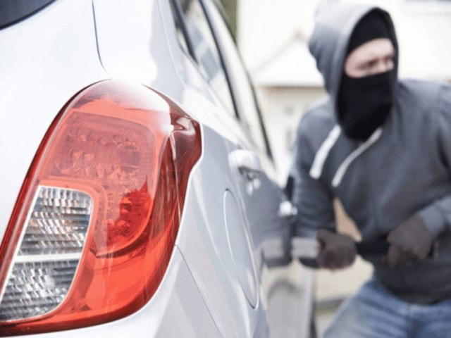 Ladres arrombam carro em praia e fogem com dinheiro, cartes e documentos