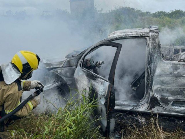 Bombeiros so acionados para apagar fogo em caminhonete envolvida em grave coliso, no Farol