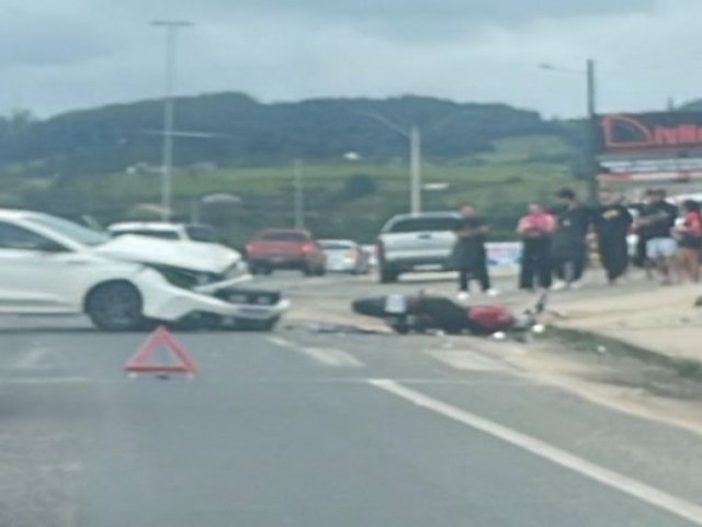 Coliso entre carro e moto deixa vtima inconsciente em Brao do Norte