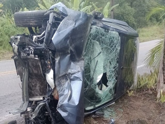 Veículo capota após saída de pista em rodovia da região Veículo capota após saída de pista em rodovia da região