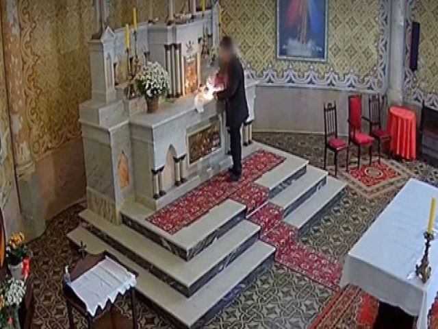 Câmera flagra homem detonando explosivo no altar de igreja histórica em SC Câmera flagra homem detonando explosivo no altar de igreja histórica em SC