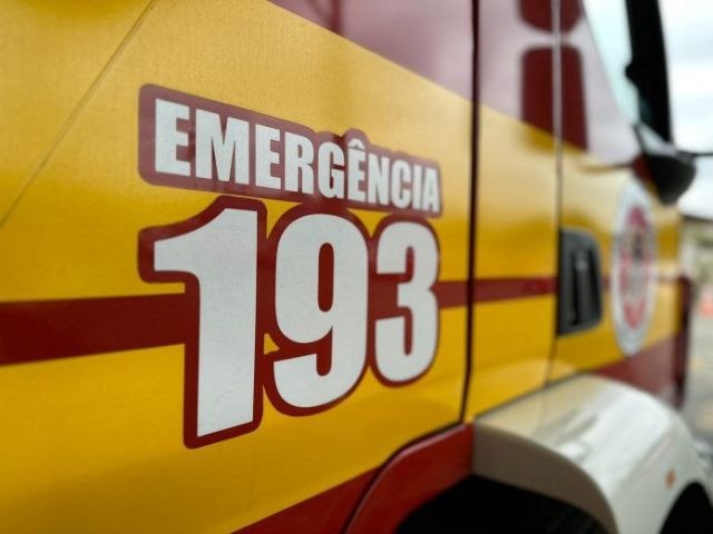 Bombeiros resgatam v�timas ilhadas ap�s cheia em rio na regi�o