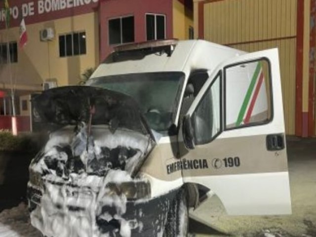 Viatura da Pol�cia Militar pega fogo em frente a quartel