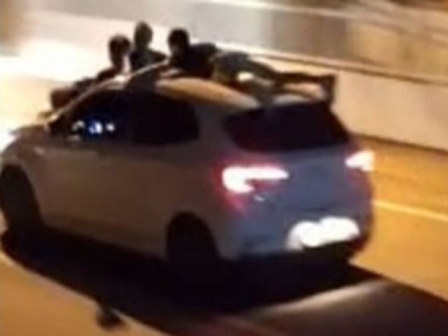 Tr�s jovens s�o flagrados em cima de cap� e teto de carro em movimento em Bra�o do Norte