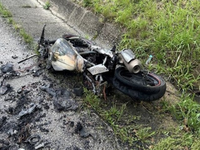 Motocicleta pega fogo em acidente na SC-437