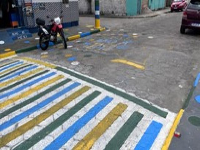 Em Laguna moradores pintam rua com cores do Brasil �s v�speras da Copa