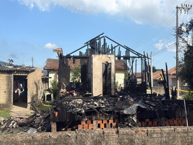 Crian�a sai ilesa de inc�ndio que destruiu casa em Tubar�o