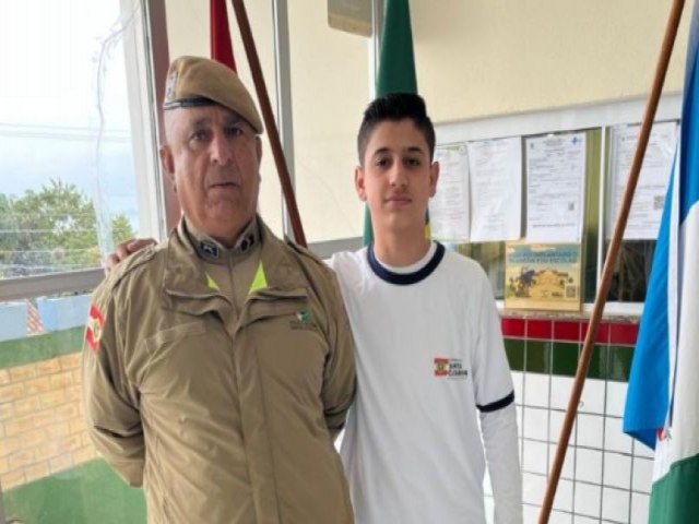 Policial age r�pido e salva estudante engasgado com tampa de caneta