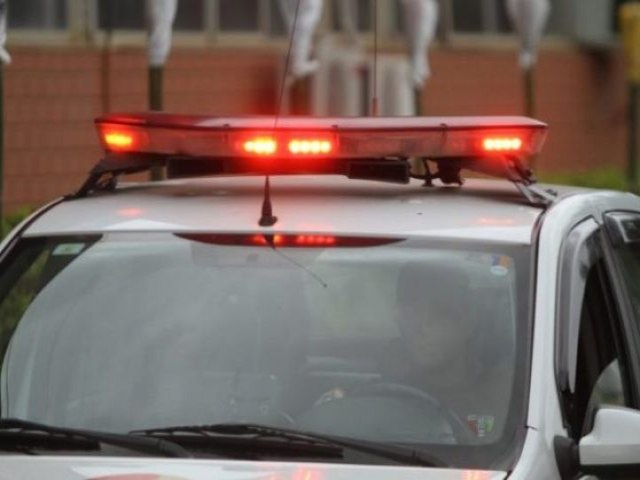 Jovem sem habilita��o tenta fugir da PM, cai de moto e acaba autuado