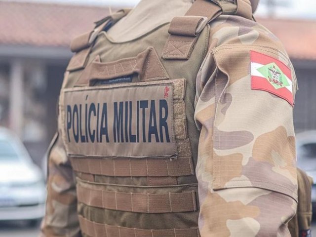 Homem � contido por moradores ap�s atacar unidade de sa�de com barra de ferro