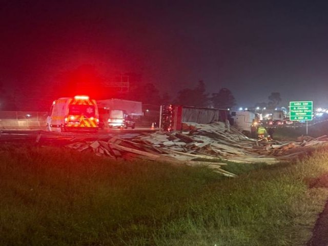 Motorista morre ap�s carreta carregada de madeira tombar na BR-101, em Tubar�o