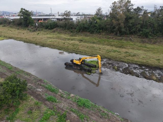 Escavadeira anf�bia inicia desassoreamento de c�rrego �s margens da BR-101
