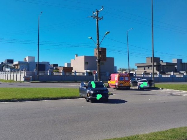 Colis�o entre dois carros deixa dois feridos em Laguna