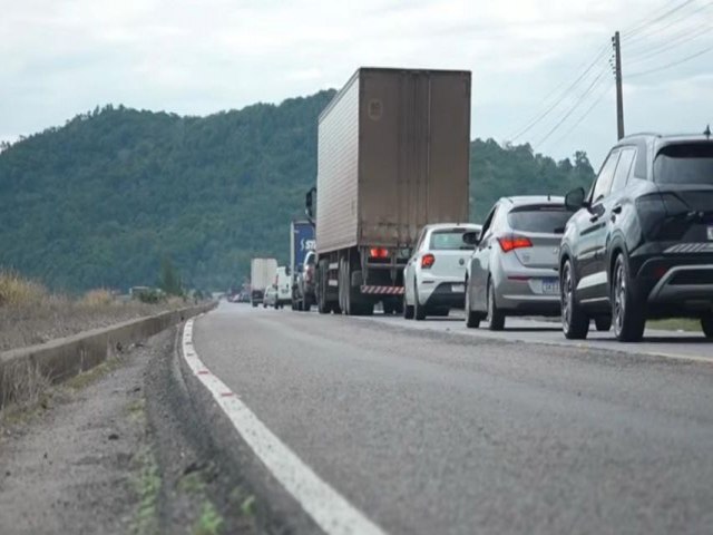 Interdi��o da ponte de Laguna provoca congestionamento de 15 km no sentido sul