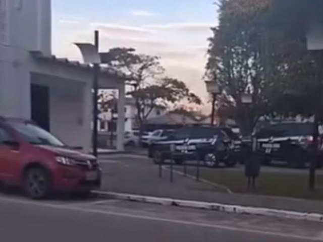 Prefeito e ex-prefeito de Morro da Fuma�a s�o investigados em opera��o da DEIC