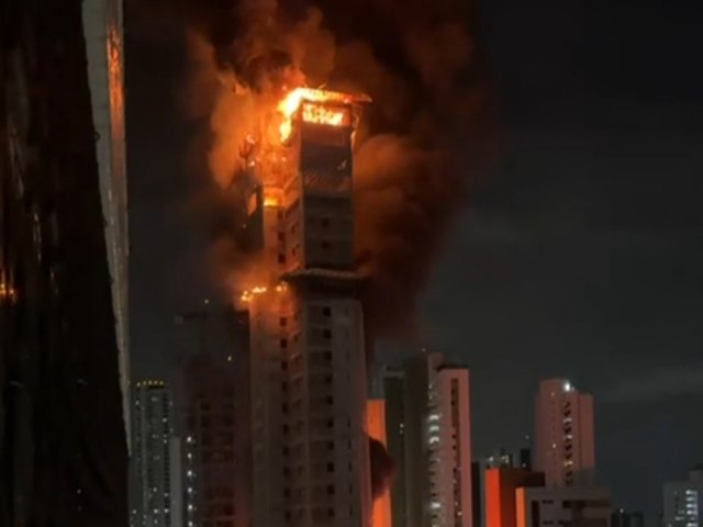 Prdio em construo e atingido por incndio no Recife.