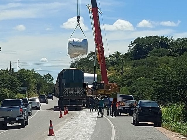 Carreta tomba na descida da Serra das Russas em Gravat.