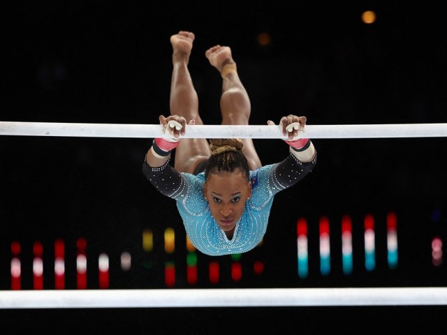 Rebeca Andrade conquista medalha de prata para o Brasil.