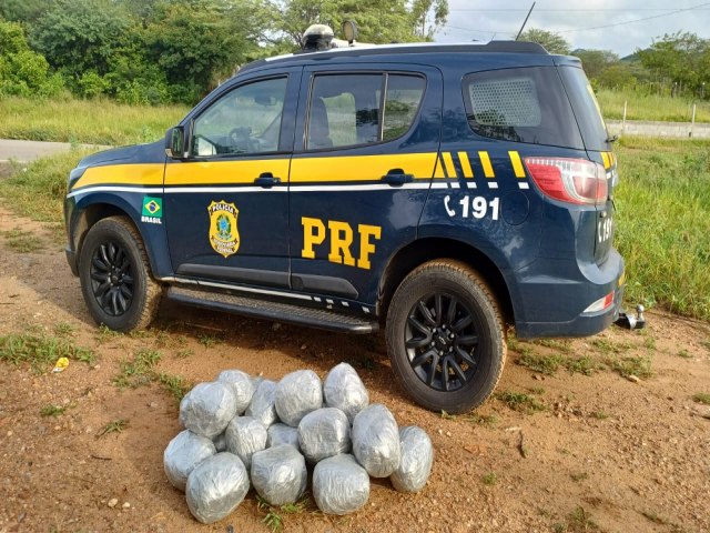 PRF apreende maconha em porta-malas de carro, aps fuga em Serra Talhada