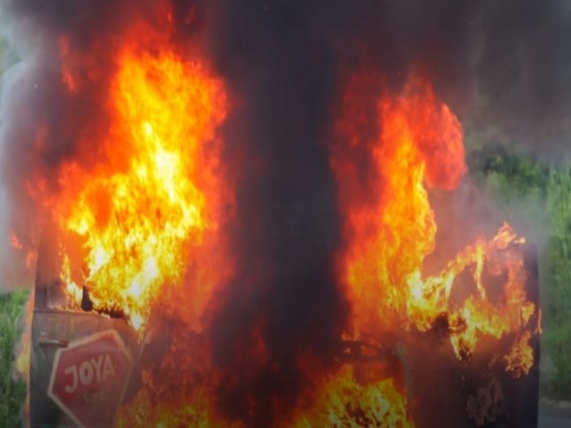 Uma picape pegou fogo na Serra das Russas