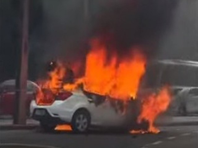 Carro pega fogo na Zona Norte do Recife causando congestionamento na via