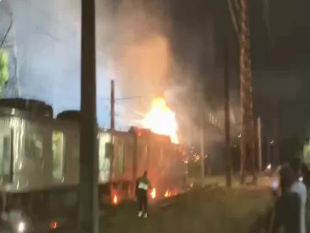 Trem pega fogo no Rio de Janeiro