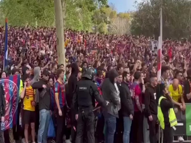 Vinicius Junior  ofendido antes de jogo da Champions por torcedores do Barcelona