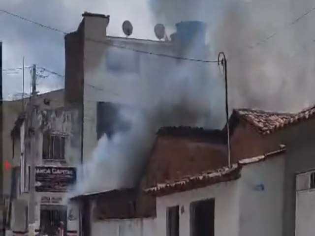 Casa pega fogo em Lagoa Redonda