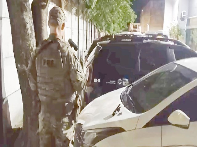 Carro roubado e arma so apreendidos pela PRF aps tentativa de fuga