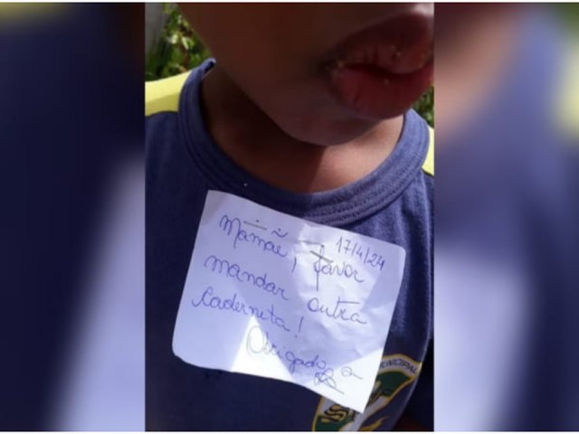 Criana de 5 anos tem um bilhete grampeado em sua camisa por uma professora