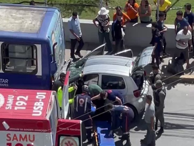 Um veculo colidiu na traseira de um micro-nibus em Jaboato